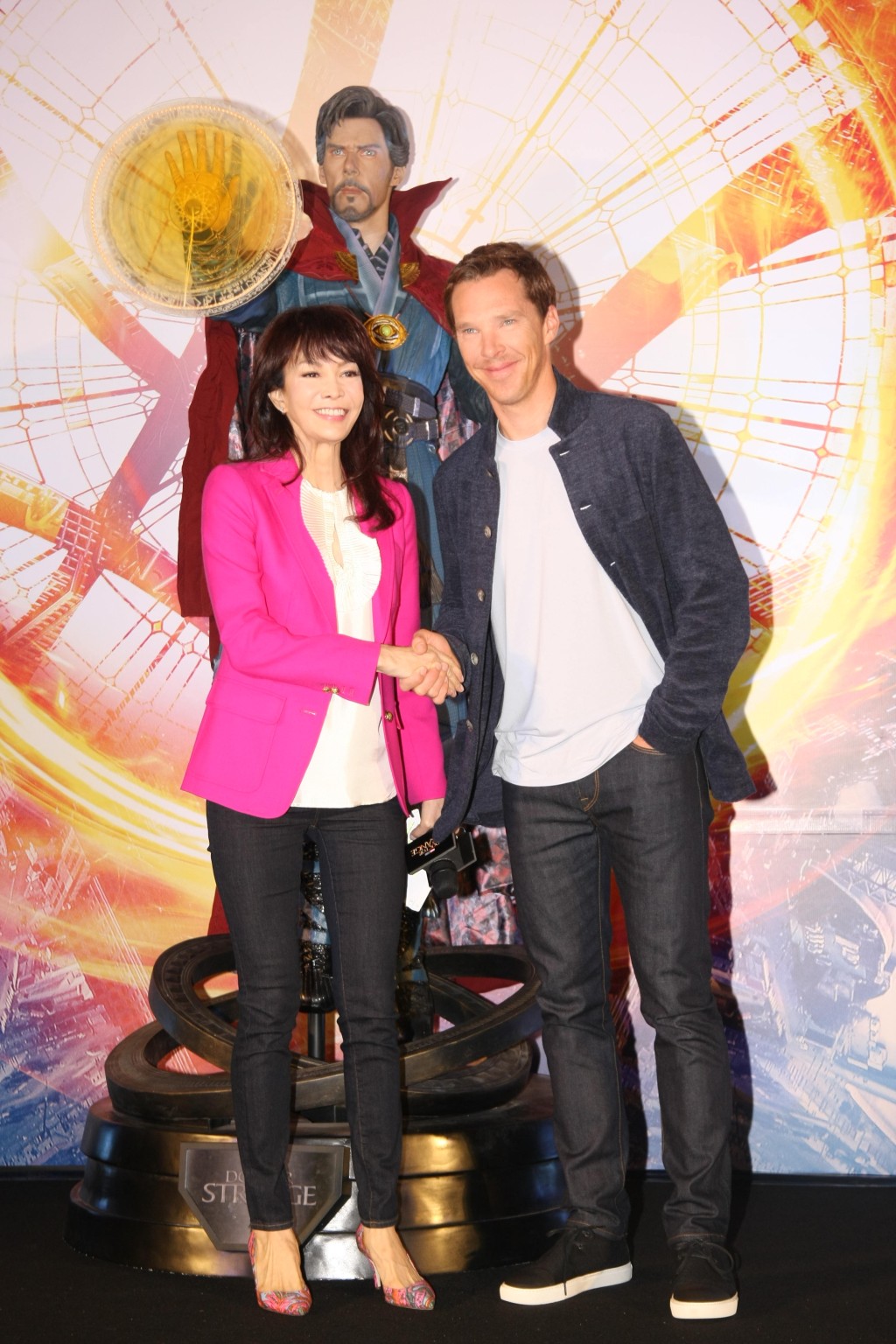 2016年班尼狄甘巴貝治訪港宣傳《奇異博士》，鄭裕玲做主持，追星成功！